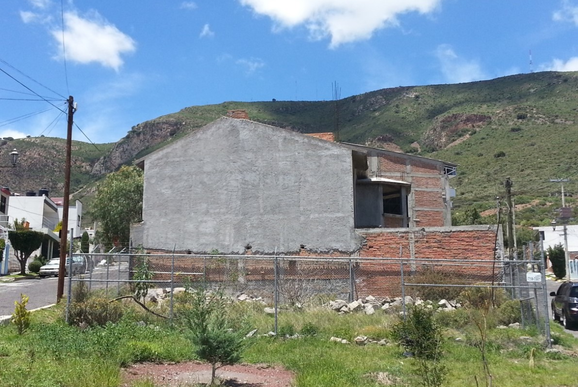 CASA EN OBRA CON EXCEDENTE DE TERRENO