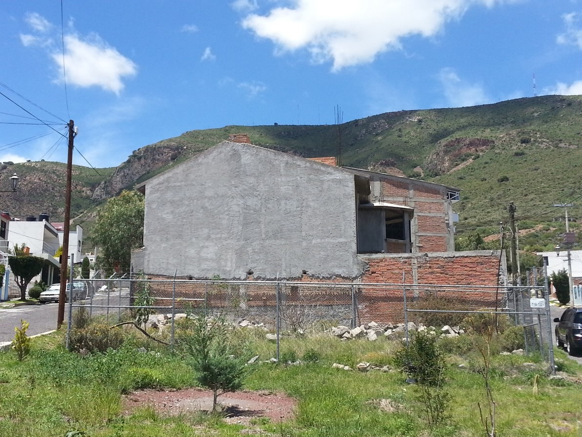 CASA EN OBRA CON EXCEDENTE DE TERRENO