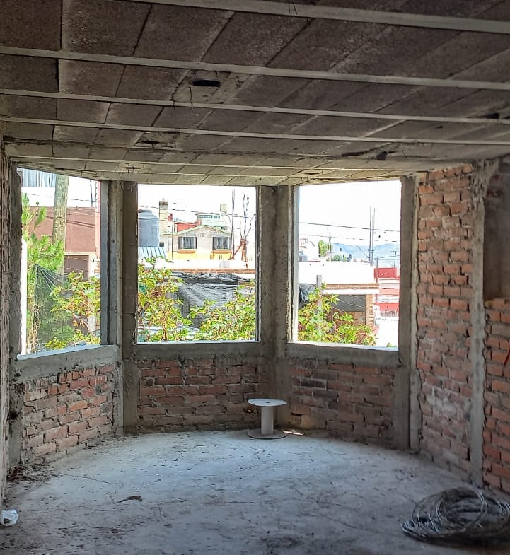 CASA EN OBRA CON EXCEDENTE DE TERRENO