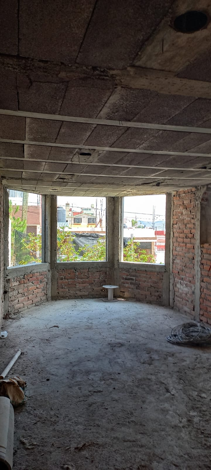 CASA EN OBRA CON EXCEDENTE DE TERRENO