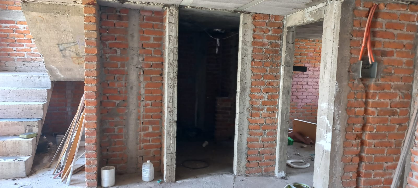 CASA EN OBRA CON EXCEDENTE DE TERRENO