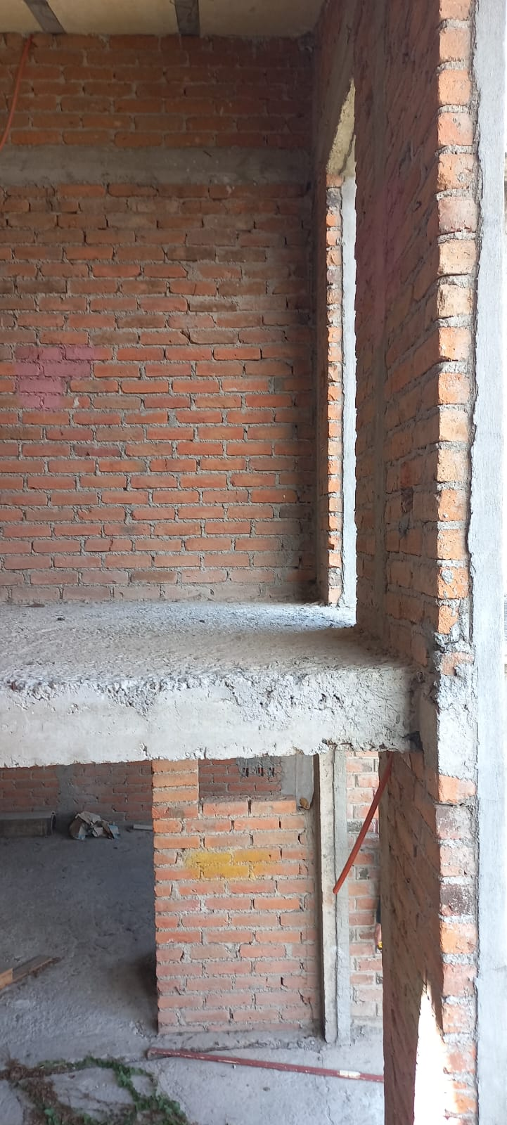 CASA EN OBRA CON EXCEDENTE DE TERRENO