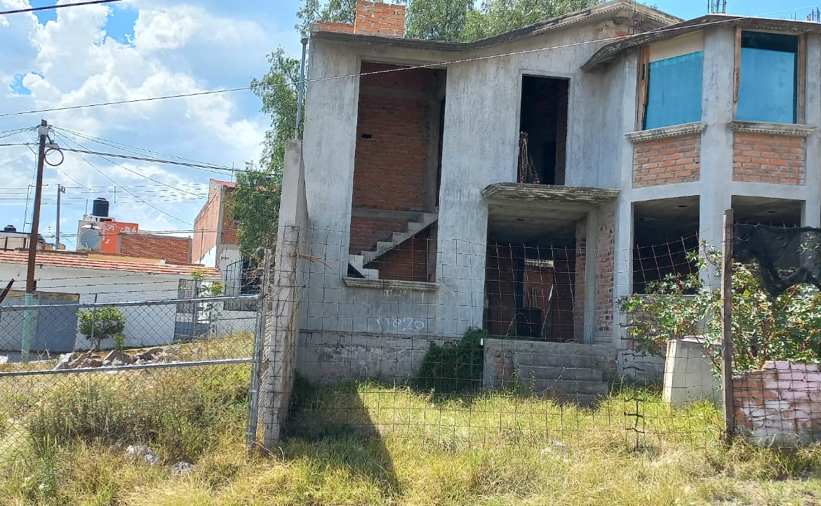 CASA EN OBRA CON EXCEDENTE DE TERRENO